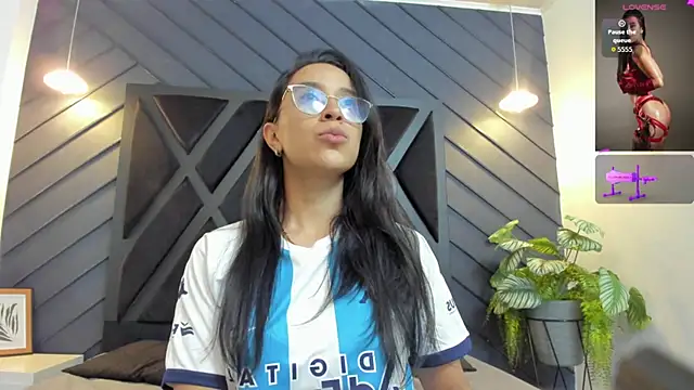 zoe martins  online show from October 19, 2025, 5:37 pm