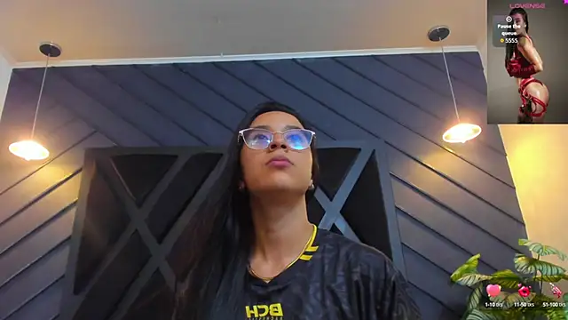 zoe martins  online show from October 16, 2025, 5:21 pm