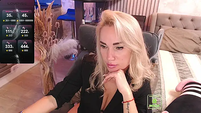 FreeBerryMILF online show from October 25, 2025, 9:15 pm