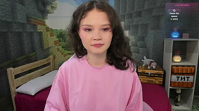 EmilyChaves online show from September 28, 2025, 3:41 pm