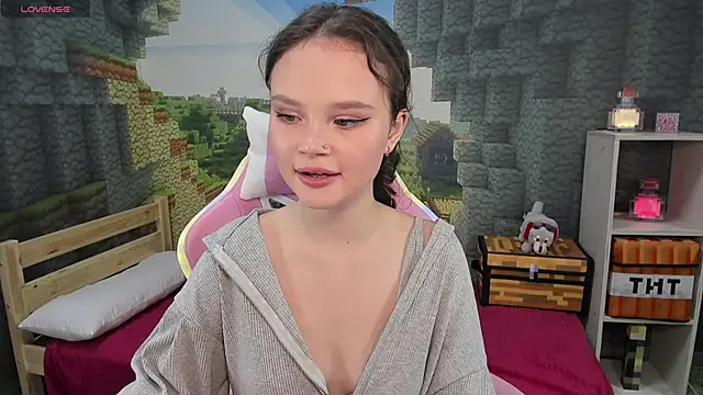 EmilyChaves online show from October 18, 2025, 3:58 pm