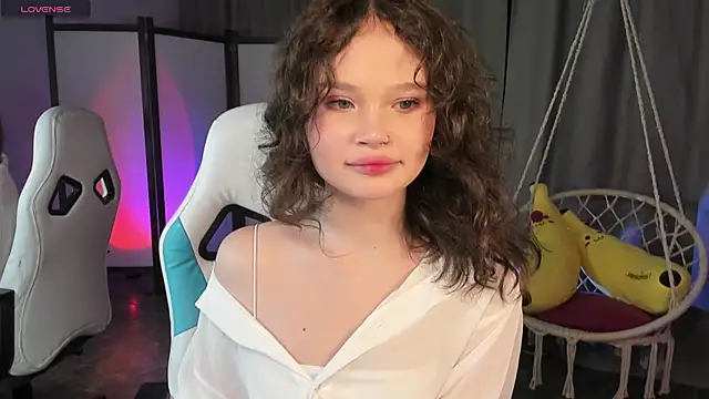 EmilyChaves online show from October 10, 2025, 2:29 pm