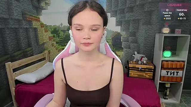 EmilyChaves online show from September 30, 2025, 6:14 pm