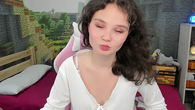 EmilyChaves online show from September 10, 2025, 5:50 am