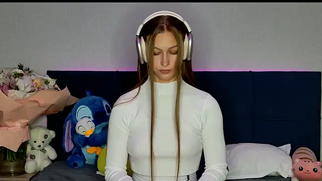 MissEmilyMiller online show from October 13, 2025, 5:47 pm