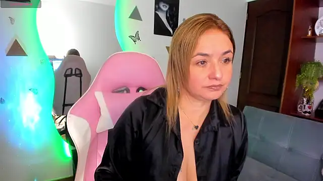 luciamature  online show from February 2, 2026, 9:25 pm