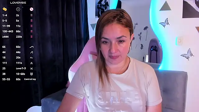 luciamature  online show from November 9, 2025, 7:07 pm