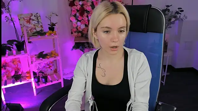 AuroraWrenfield online show from November 27, 2025, 4:24 am