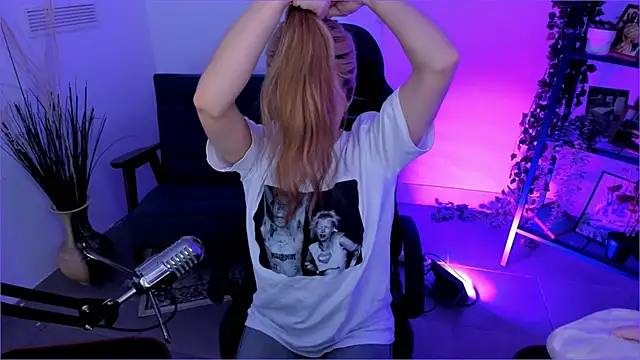 AuroraWrenfield online show from October 9, 2025, 4:46 am