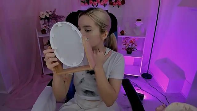 AuroraWrenfield online show from October 1, 2025, 4:28 am