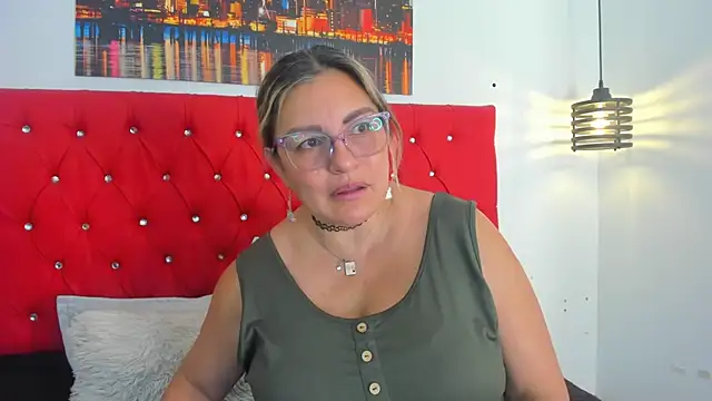 carolinacrus01 online show from February 8, 2026, 4:15 pm