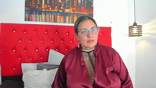 carolinacrus01 online show from February 12, 2026, 4:40 pm