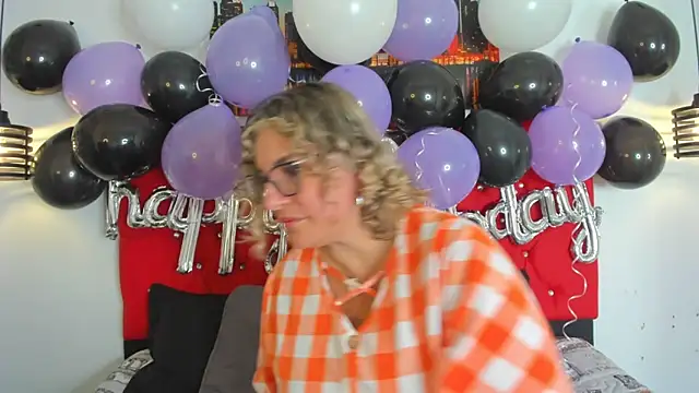 carolinacrus01 online show from October 1, 2025, 3:05 pm