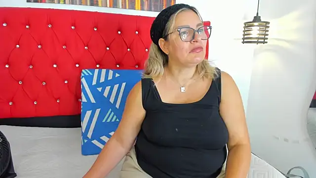 carolinacrus01 online show from December 16, 2025, 4:00 pm