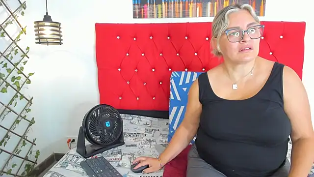 carolinacrus01 online show from September 29, 2025, 1:50 pm