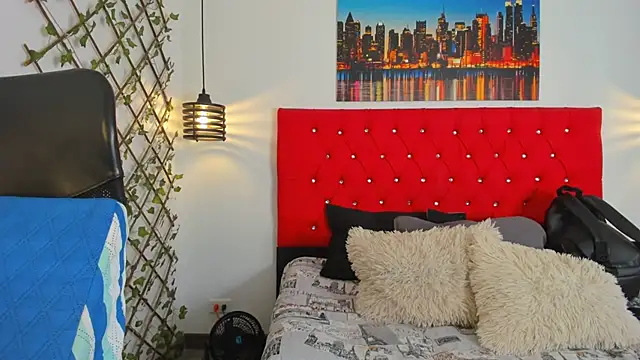 carolinacrus01 online show from September 17, 2025, 3:47 pm