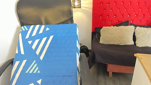 carolinacrus01 online show from October 6, 2025, 4:52 pm