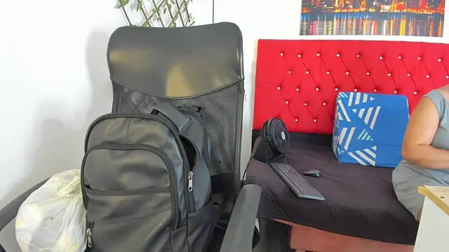 carolinacrus01 online show from October 27, 2025, 4:19 pm