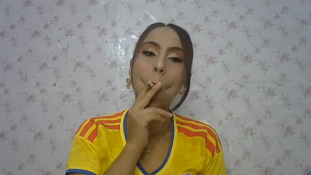 Snapshot of Roselingalvis13 chatting on July 21, 2026, 2:25 am Roselingalvis13 online show from July 21, 2026, 2:25 am