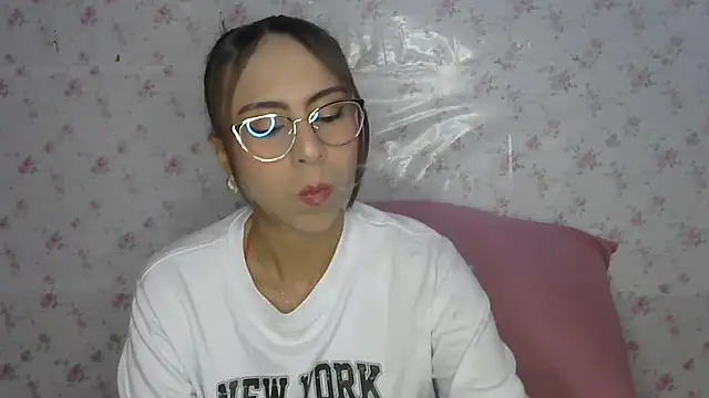 Roselingalvis13 online show from June 6, 2026, 2:06 am