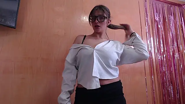 miss lilieth online show from September 29, 2025, 3:28 pm