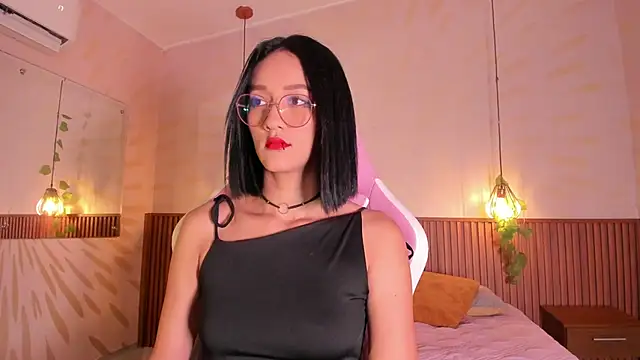 daphne courtis online show from June 13, 2026, 3:04 am