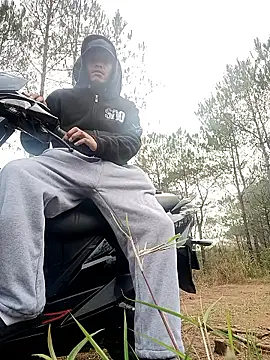 Snapshot of zebba12 chatting on March 29, 2026, 10:50 am zebba12 online show from March 29, 2026, 10:50 am