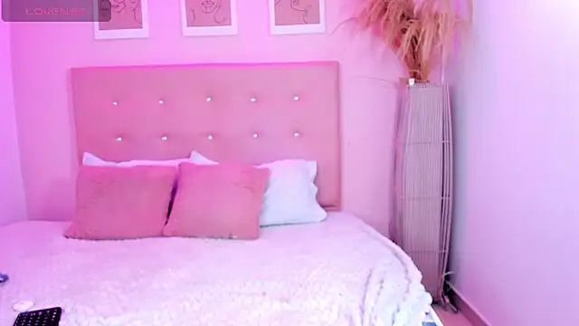 ANNIE DOLCE  online show from September 26, 2025, 9:10 pm