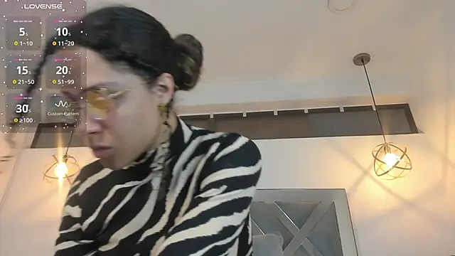 Hanna Cornee  online show from November 21, 2025, 1:32 pm