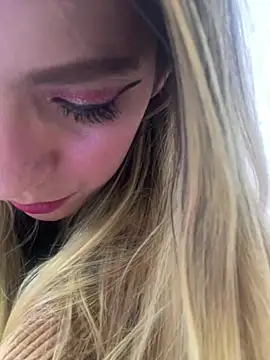 Snapshot of VesperVelvet chatting on March 18, 2026, 4:04 am VesperVelvet online show from March 18, 2026, 4:04 am