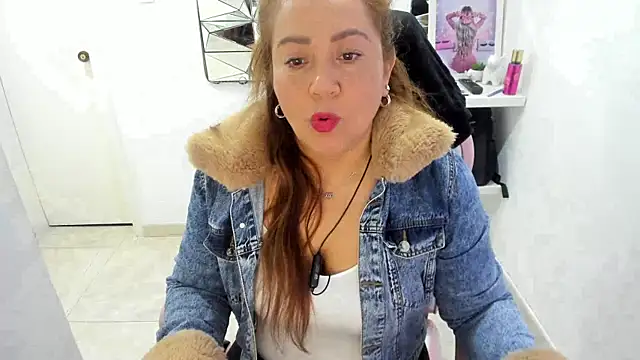 camixxx m online show from May 15, 2026, 11:41 am