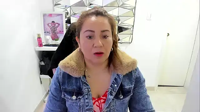 camixxx m online show from May 7, 2026, 12:19 pm