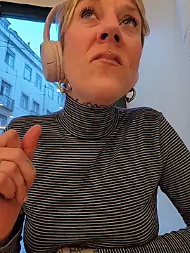 sarahpearlx online show from December 22, 2025, 4:51 pm