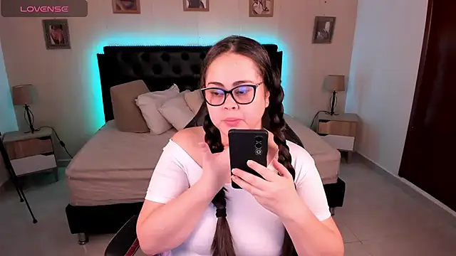 LolaVillalobos online show from July 25, 2026, 12:11 pm
