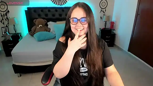 LolaVillalobos online show from July 6, 2026, 2:35 pm