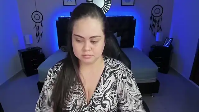 LolaVillalobos online show from November 17, 2025, 12:31 pm