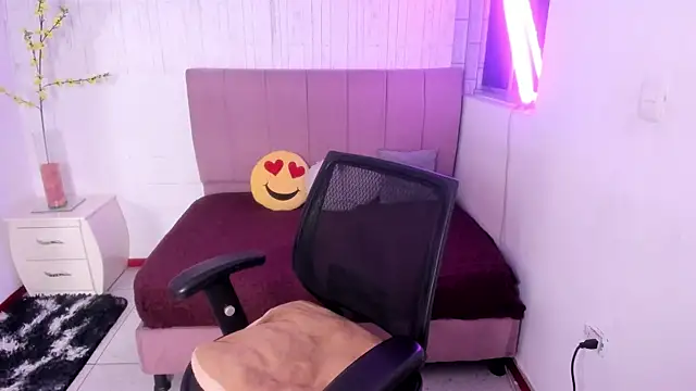 anna moon11 online show from November 19, 2025, 4:23 am