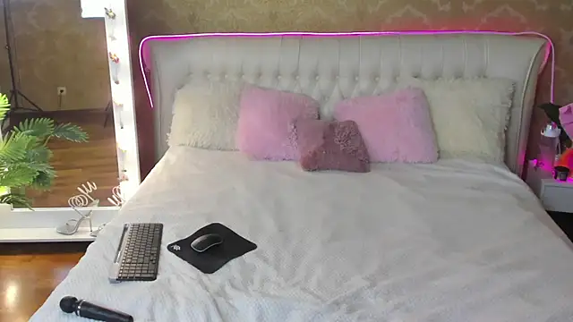 RosieBlossom online show from September 16, 2025, 5:25 pm