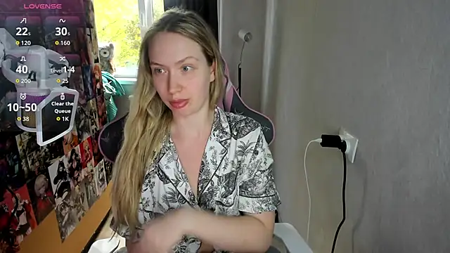 NicoleRiccii online show from October 10, 2025, 1:34 pm