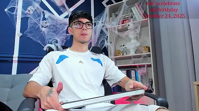 Snapshot of etham_wolf_ chatting on October 18, 2025, 1:46 pm etham wolf online show from October 18, 2025, 1:46 pm