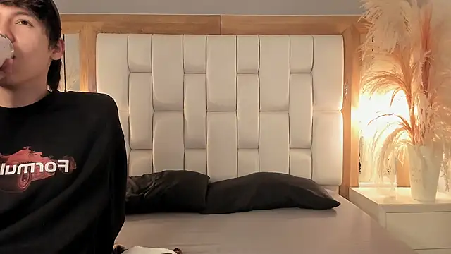 Daphne And Roger online show from September 16, 2025, 11:33 am