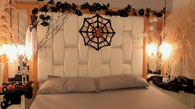 Daphne And Roger online show from October 26, 2025, 2:28 pm