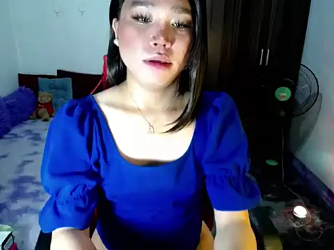 Urassiansweetcummer online show from April 23, 2026, 2:18 am