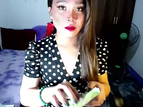 Urassiansweetcummer online show from November 6, 2025, 2:15 am