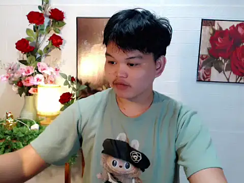 Reynelcock online show from May 5, 2026, 4:26 am
