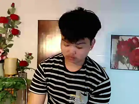 Snapshot of Reynelcock chatting on July 18, 2026, 9:29 am Reynelcock online show from July 18, 2026, 9:29 am