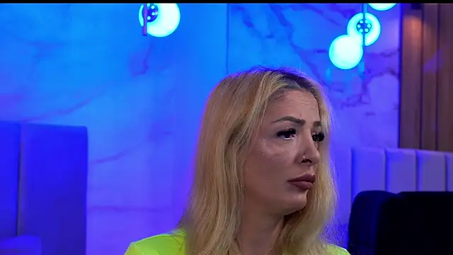 Izabellle02 online show from April 24, 2026, 3:41 am