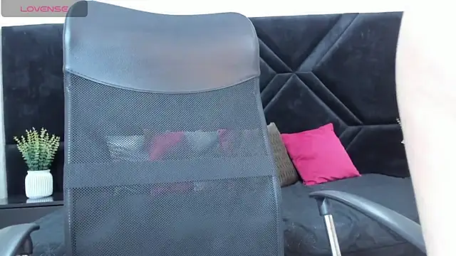 Snapshot of Dantzel_ chatting on February 9, 2026, 9:35 pm Dantzel online show from February 9, 2026, 9:35 pm