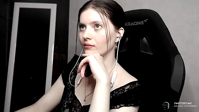 cute elfy  online show from September 18, 2025, 4:43 pm