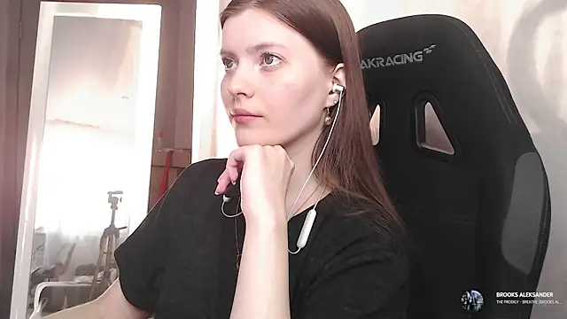 cute elfy  online show from September 21, 2025, 2:44 pm